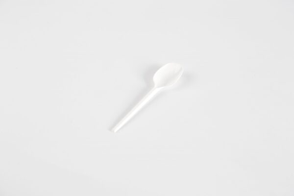 Cuillère blanche en plastique